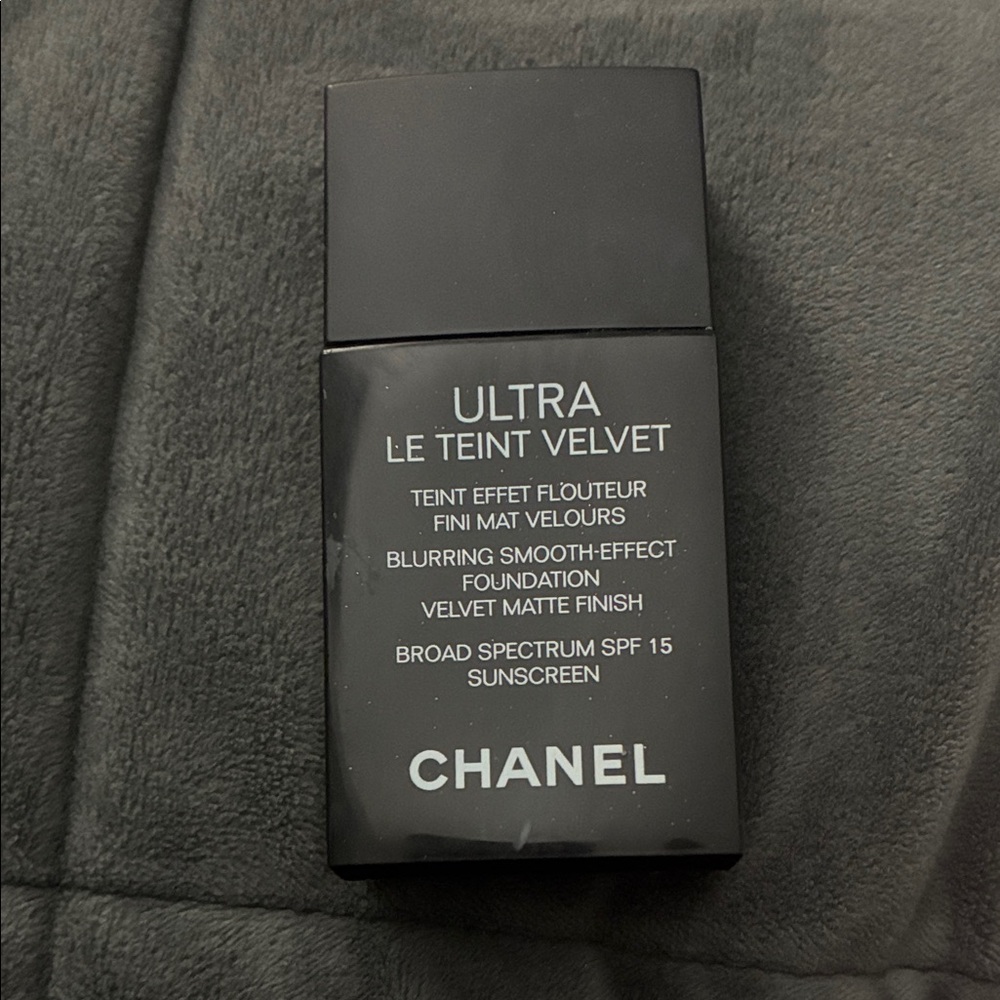 New Chanel blurring smooth affect foundation